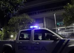 Fotografía que muestra una patrulla policial frente al edificio de la Corte Constitucional.