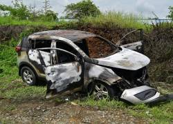 Restos de un vehículo incinerado, presuntamente utilizado por los asesinos del coronel de las Fuerzas Armadas en Ecuador, Porfirio Cedeño.
