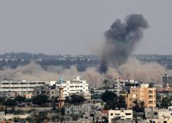 Una columna de humo se eleva sobre los edificios durante un ataque israelí al este de Rafah, en el sur de la Franja de Gaza, el 11 de mayo de 2023. Israel anunció que estaba apuntando a los sitios de lanzamiento de cohetes del grupo militante Jihad Islámica.
