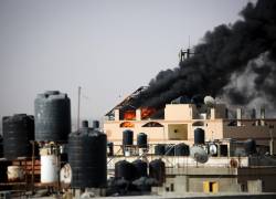 Un humo negro y espeso se eleva desde un incendio en un edificio causado por el bombardeo israelí en Rafah, en el sur de la Franja de Gaza, el 10 de mayo de 2024.