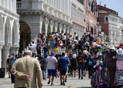 Los turistas pasean por el puente Ponte della Paglia en Venecia el 05 de junio de 2021.