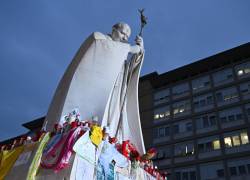 Monumento a Juan Pablo II frente al Hospital Gemelli, donde el papa Francisco está hospitalizado en Roma.