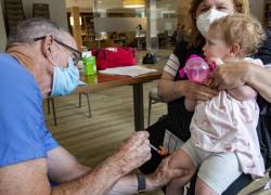 Niña de 22 meses recibe vacuna contra el Covid-19 en Temple Beth Shalom en Needham, Massachusetts.