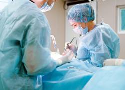Mujer logra recibir un trasplante de útero luego de que su hermana donara el órgano