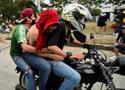 Un hombre es transportado en una motocicleta por compañeros manifestantes luego de ser alcanzado por una bala durante enfrentamientos con la policía en el marco de una nueva protesta contra el gobierno del presidente colombiano Iván Duque, en Cali, Colombia, el 28 de mayo de 2021.