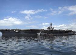 El portaaviones de la Armada de los Estados Unidos, USS Nimitz, navega en la bahía de Panamá, en la ciudad de Panamá, el 30 de marzo de 2026.