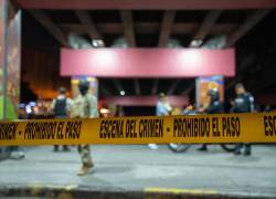Fotografía de archivo del 16 de marzo de 2025 que muestra integrantes de las Fuerzas Armadas de Ecuador custodiando una escena de un crimen en Guayaquil.