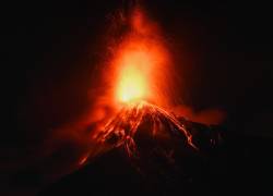 El volcán de Fuego entra en erupción en Alotenango, a unos 65 kilómetros al suroeste de la Ciudad de Guatemala, en la madrugada del 4 de agosto de 2026.