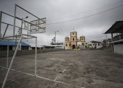 Fotografía de la Plaza de Ambatillo (Ecuador) vacía, el 9 de abril de 2022.