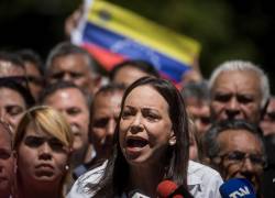 La líder opositora venezolana María Corina Machado da declaraciones a la prensa durante un acto de calle, en Caracas, Venezuela, este lunes.