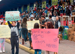 Tribuna de Los Shyris. En Quito, jóvenes con carteles solicitan donaciones para los damnificados. Otros puntos de recaudación son la Tribuna del Sur y La Cruz del Papa. Foto: Cecilia Puebla
