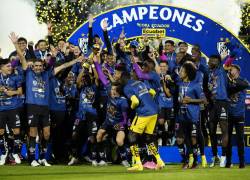 El plantel del Independiente del Valle celebrando con el trofeo de la Copa Ecuador.