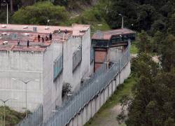 Exteriores del centro penitenciario conocido como Cárcel de Turi, en Cuenca, durante una serie de disturbios reportados el 8 de enero.