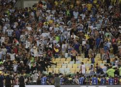 Integrantes de la policía brasileña intentan controlar disturbios entre hinchas de Brasil y de Argentina hoy, en un partido de las eliminatorias para la Copa Mundo de Fútbol de 2026 entre Brasil y Argentina en el estadio Maracaná en Río de Janeiro.