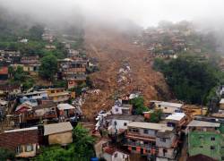 Vista aérea de los deslizamientos que azotaron a Petrópolis, provocados por intensas lluvías.