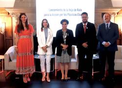 De izquierda a derecha: Clemence Schmid - Directora Centro Global de Acción Plástica para la Naturaleza y Clima, Sonsoles García - Ministra de Producción Comercio Exterior Inversiones y Pesca, Gabriela Sommerfeld - Ministra de Relaciones Exteriores y Movilidad Humana, Edgar Heredia - Viceministro de Ambiente de Ambiente y Tarsicio Granizo - Director País WWF Ecuador.