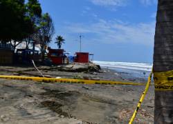 Fuerte oleaje en toda la costa ecuatoriana.
