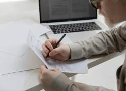 Desde una computadora se accede al trámite de jubilación en la página del IESS.