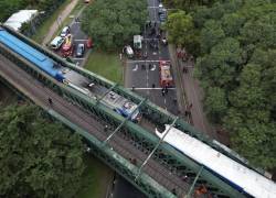 Vista aérea de los miembros del equipo de emergencia trabajando en el lugar de un accidente de tren en Buenos Aires el 10 de mayo de 2024.