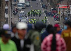 Personas bloquean la avenida panamericana norte, durante una protesta liderada por grupos indígenas contra el alza del diésel este martes, en Tabacundo.