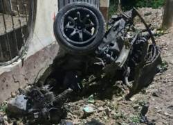 Fotografía que muestra la carrocería destrozada del coche bomba que detonó en el atentado.