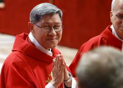El cardenal Luis Antonio Tagle asiste a la quinta misa de noviembre en memoria del difunto Papa Francisco en la Basílica de San Pedro.