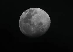 Detalle de la luna vista desde Quito, hoy viernes, a dos días del eclipse del próximo domingo 15 de mayo.