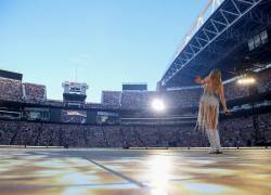 Fotografía de Taylor Swift de pie ante más de 70 mil fanáticos en la Lumen Field de Seattle.
