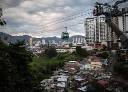 Un teleférico de Megacable pasa sobre un barrio de Pereira, Colombia, el 24 de agosto de 2026.