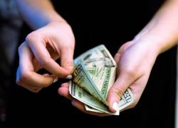 Ecuador incluye al sistema de bonos a 85.962 nuevos beneficiarios y quita a 45.566