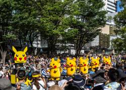 La gente ve el desfile de Pikachu que es parte del Campeonato Mundial Pokémon 2023, en el Grand Mall Park en Yokohama.