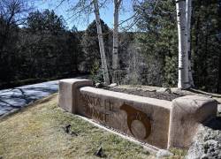 Una vista general de la entrada al barrio de Santa Fe Summit, donde vivió el fallecido actor estadounidense Gene Hackman.