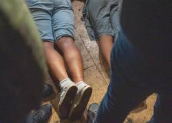 Fotografía de archivo fechada el 05 de abril de 2025 de personas detenidas durante un operativo en Guayaquil.