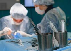 Cirujanos del Hospital Baca Ortíz extirparon un tumor a una niña de dos años en cirugía de 9 horas