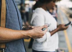 Usuarios de ChatMigrante buscan respuestas migratorias, aunque no todas las dudas pueden resolverse digitalmente. (Foto: Freepik.)