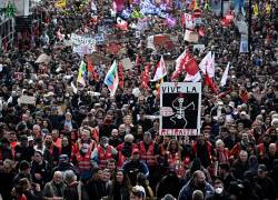 La jornada de huelga y manifestaciones es la primera desde que Macron decidiera adoptar por decreto una impopular reforma.