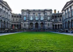 Fotografía de uno de los edificios de la Universidad de Edimburgo.