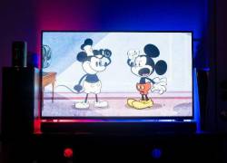 En una ilustración fotográfica, se ve un episodio de Steamboat Silly de Disney en un televisor el 2 de enero de 2024 en Austin, Texas.