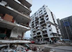 Los escombros de varios bloques de viviendas dañados por los terremotos en la localidad de Catia La Mar, en el estado costero de La Guaira (Venezuela).