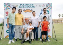 Familias asisten a evento por el Día del Padre en Parque de la Paz.