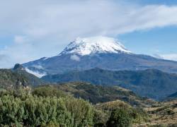Vista panorámica del Volcán Cotopaxi con cielos despejados.