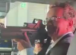 Fotografía en la que el embajador británico en México, Jon Benjamin, aparece apuntando con un rifle a un empleado de la embajada.