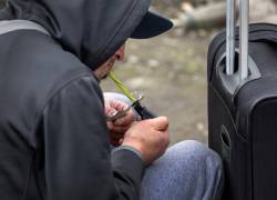 Un hombre sin hogar fuma fentanilo en una calle de Seattle, Washington.