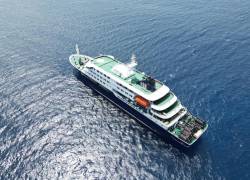 Esta imagen aérea muestra una vista general del crucero MV Hondius detenido frente al puerto de Praia, la capital de Cabo Verde.