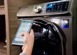 Con la aplicación SmartThing de Samsung, el usuario también puede controlar desde su celular la temperatura de su aire acondicionado y activar su lavadora o secadora.