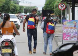 Grupos de migrantes venezolanos recorren las calles de Arauquita, en la frontera de Colombia con Venezuela, en una fotografía de archivo. EFE/Jebrail Mosquera Contreras