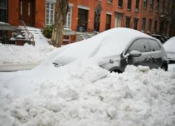 Un auto queda cubierto por la nieve un día después de que una tormenta invernal azotara la región, en el distrito de Brooklyn, en la ciudad de Nueva York.