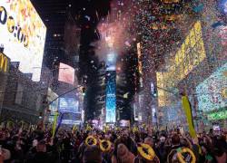 Confeti vuela por el aire en Times Square en la víspera de Año Nuevo en la ciudad de Nueva York el 31 de diciembre de 2021.