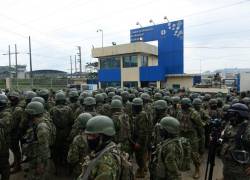 Miembros de las Fuerzas Armadas montan guardia afuera de la Penitenciaría Zonal No 8 en Guayaquil.