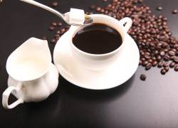 Investigación sugiere que el consumo de café o té podría estar vinculado a tener menos riesgos de accidentes cerebrovascular y demencia.